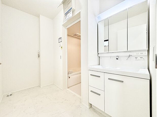 清潔感ある洗面化粧室で朝の身支度も快適