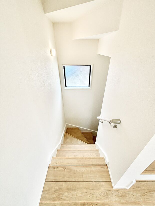 階段は手すり付きなので小さなお子さまやご高齢の方も安心です