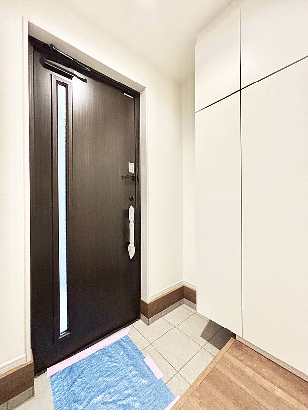 明るい玄関はお客様をお出迎えするのにぴったりです！ 