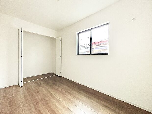 お子さまのお部屋としても！衣類の整理整頓に便利なクローゼット付きの洋室。