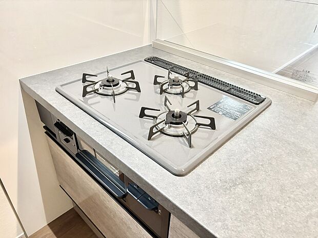 ガスコンロはＳｉセンサー搭載。火力調節や焦げ付き・消し忘れも防いでくれます。