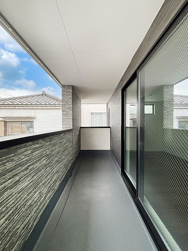 暖かな陽光が降り注ぐバルコニーはお洗濯におすすめ。爽やかな風も心地よいです。 