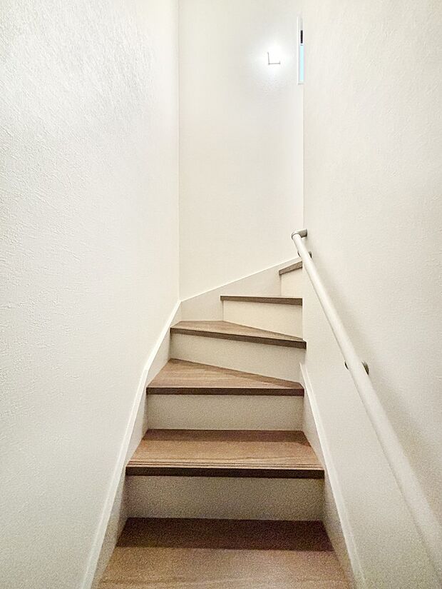 安全性を考慮し階段には手すりを設置しています