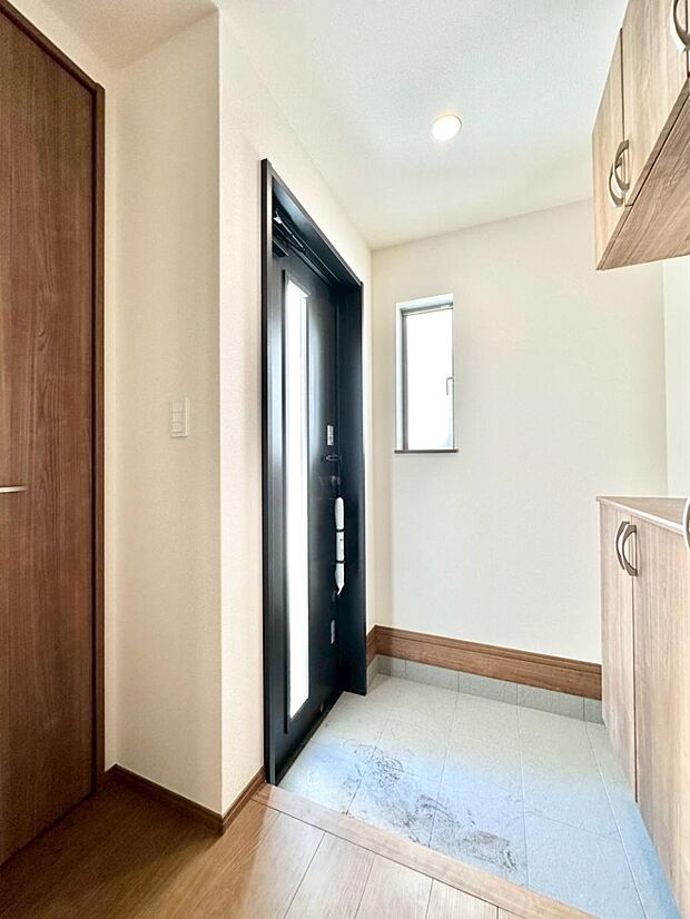 ガラススリットの入った玄関ドアが室内に光を届けてくれます  