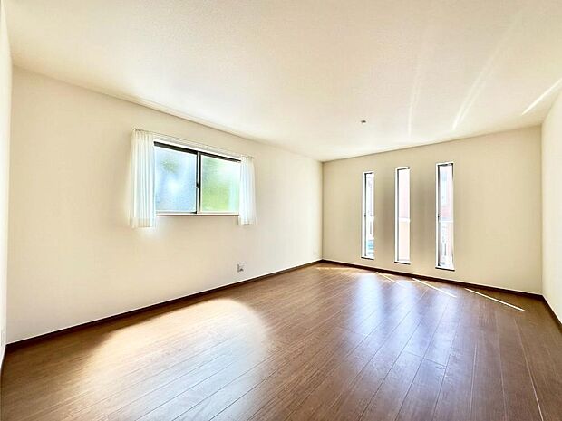 たくさんの窓からたっぷりの陽光と風を感じられるリビング    