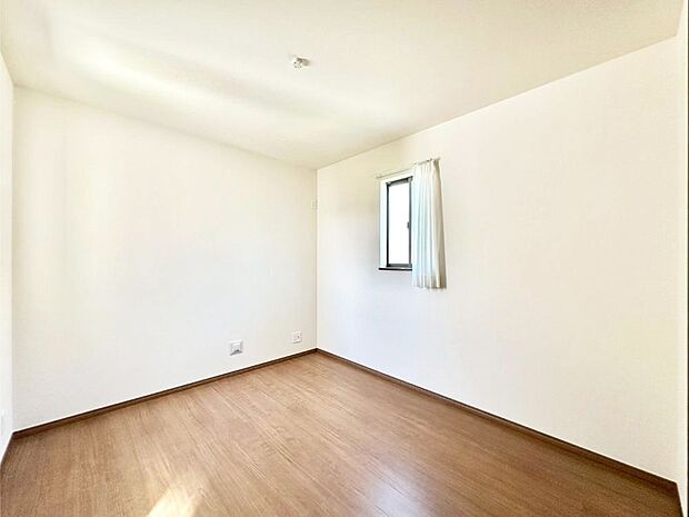 窓からのやさしい光が心地よいプライベートルーム  