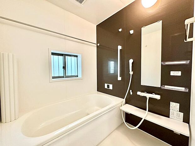 一日の疲れを癒してくれる明るい清潔感のあるバスルーム  