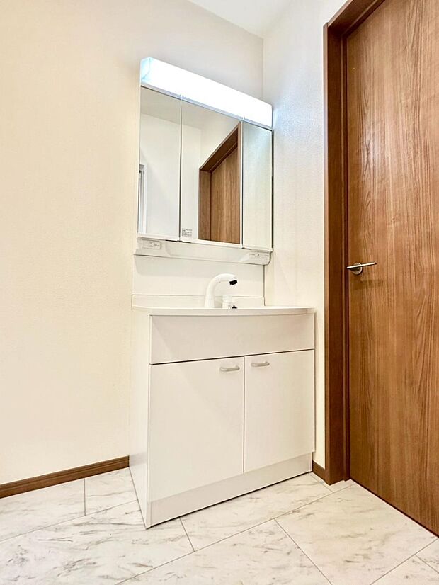 収納力と機能性に優れた洗面化粧台  