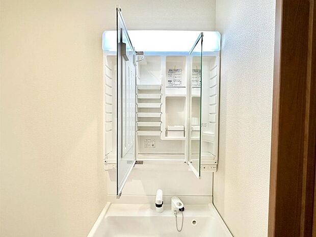 三面鏡の裏に、化粧品や衛生用品などを収納可能。洗面台をすっきりと保ちます！