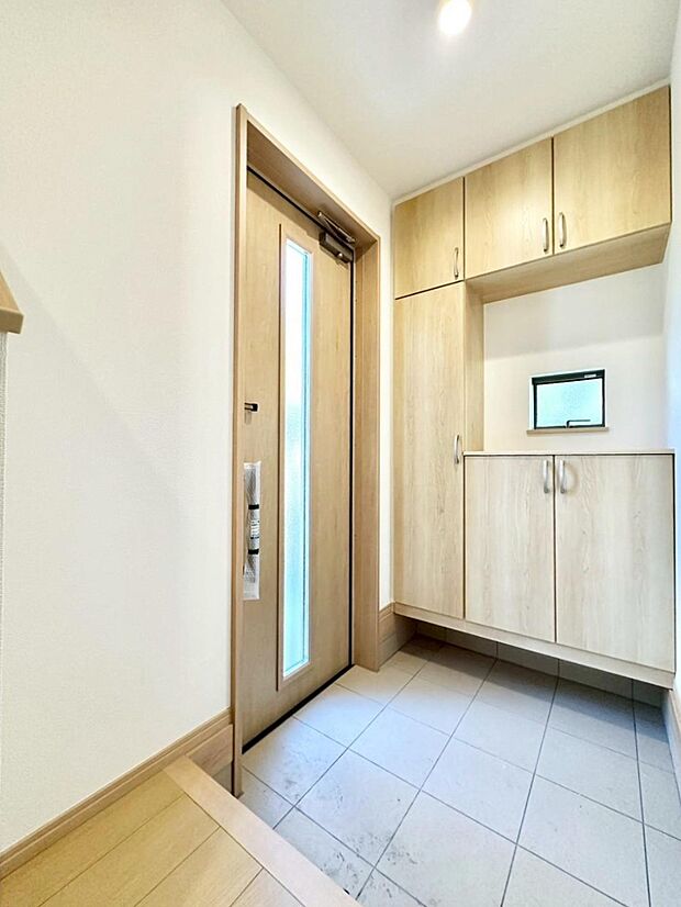 下駄箱はご家族の写真や季節のインテリアで飾り棚として演出できます  