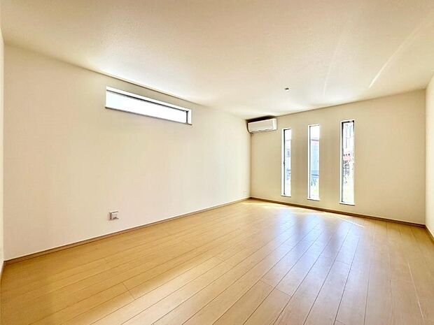 たくさんの窓からたっぷりの陽光と風を感じられるリビング  