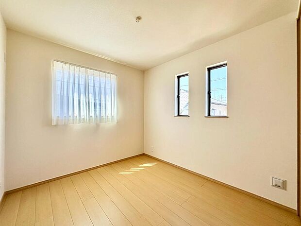 窓からのやさしい光が心地よいプライベートルーム  