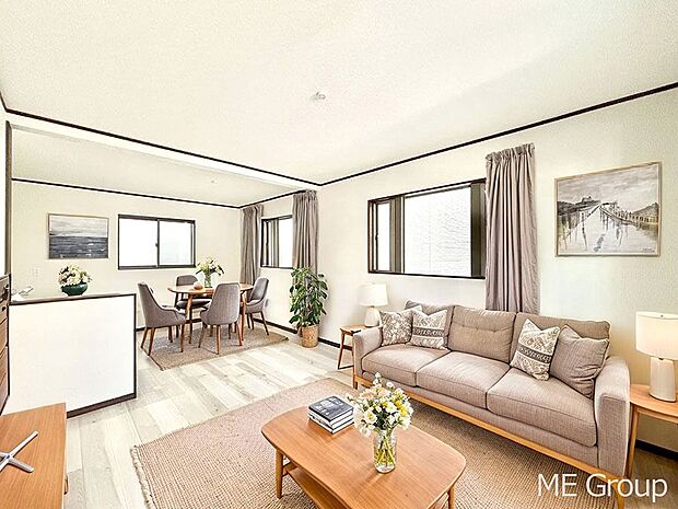 ご家族の賑やかな話し声で包まれる明るいリビング  ※家具はCGです