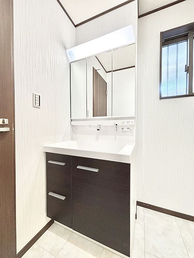 大きく見やすい三面鏡で清潔感ある洗面台は、身だしなみチェックや肌のお手入れにおすすめです。 