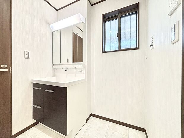 明るい洗面所は毎朝の身支度も楽しくできちゃいそうです。