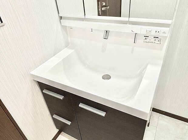 ハンドシャワー付き！使いやすい洗面台。