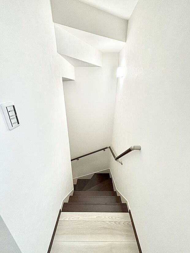 安全性を考慮し階段には手すりを設置しています