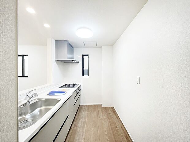 ゆとりあるキッチンスペースでお料理や食後の後片付けもスムーズに！