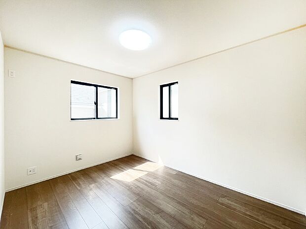 2面採光で気持ちよく自然光が取り入れられるのでお子様のお部屋にもピッタリ