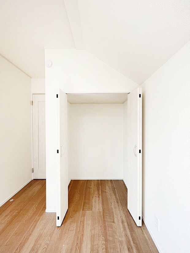 洋室のクローゼット。奥行きがあるので厚手の衣類もすっきり収まります。