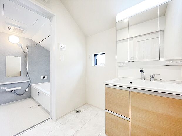 ゆとりの洗面スペースで朝の身支度もラクラク  