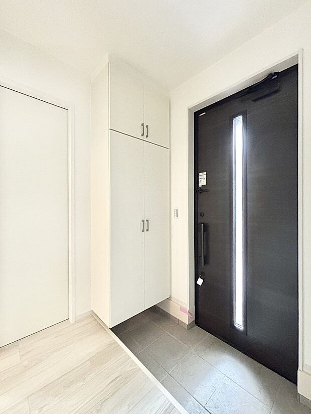 明るい玄関はお客様をお出迎えするのにぴったりです！ 