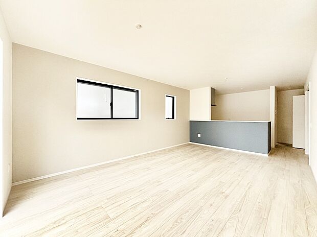 ナチュラルテイストの優しく柔らかい色使いのフローリングが素敵なリビングですね。