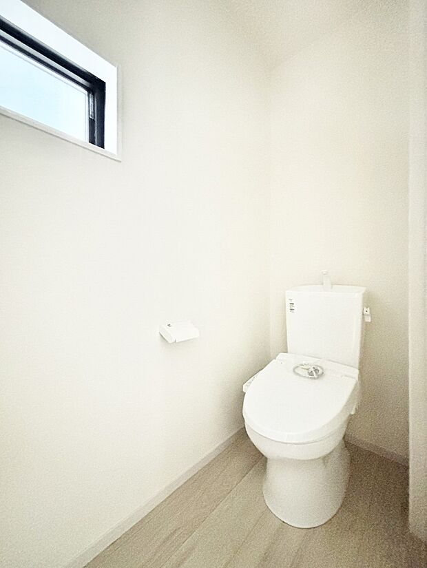 明るく清潔感のあるトイレです。