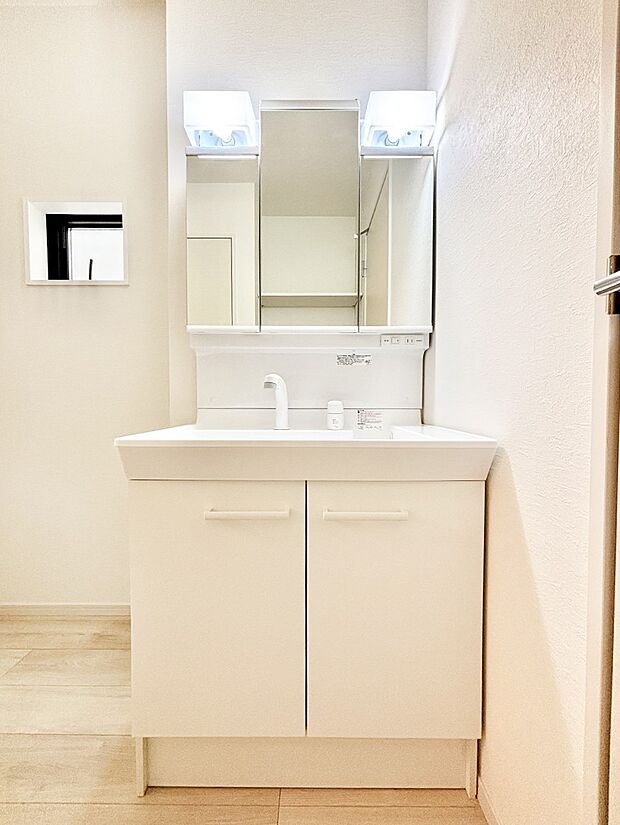 収納力と機能性に優れた洗面化粧台