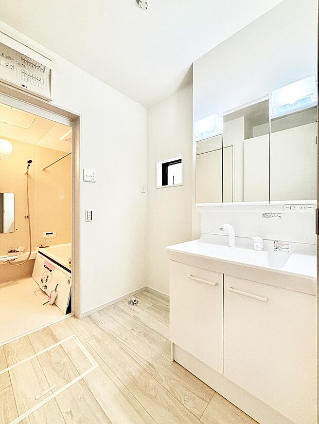 ゆとりの洗面スペースで朝の身支度もスムーズに