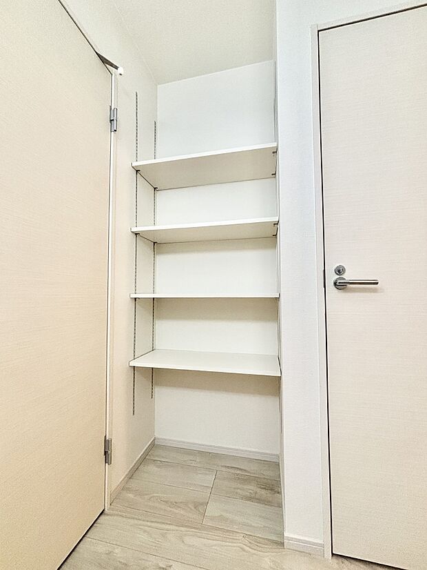 洗面所には嬉しい収納棚が付いています。 