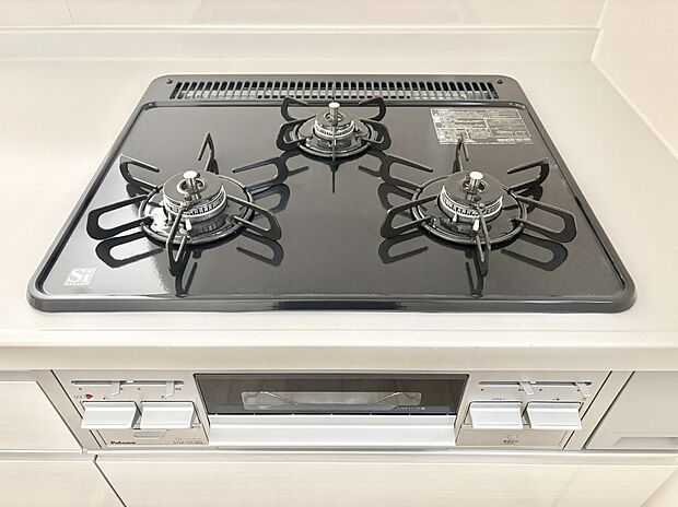 ガスコンロはSiセンサー搭載。火力調節や焦げ付き・消し忘れも防いでくれます。