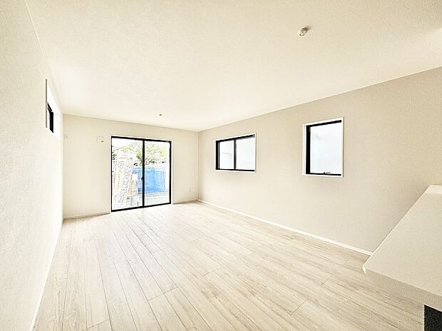 家族の笑顔が自然と生まれてくる、そんな雰囲気のダイニングに仕上がっています。