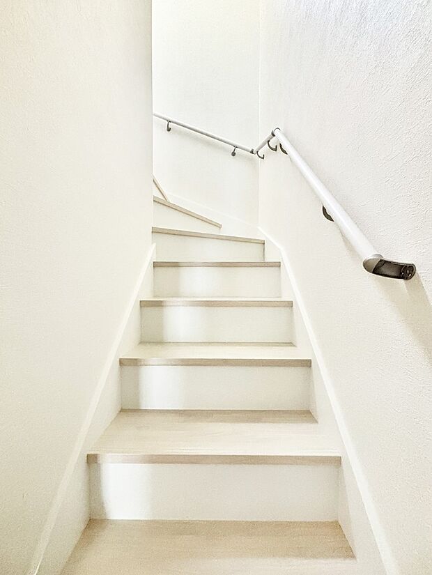 安全性を考慮し階段には手すりを設置しています