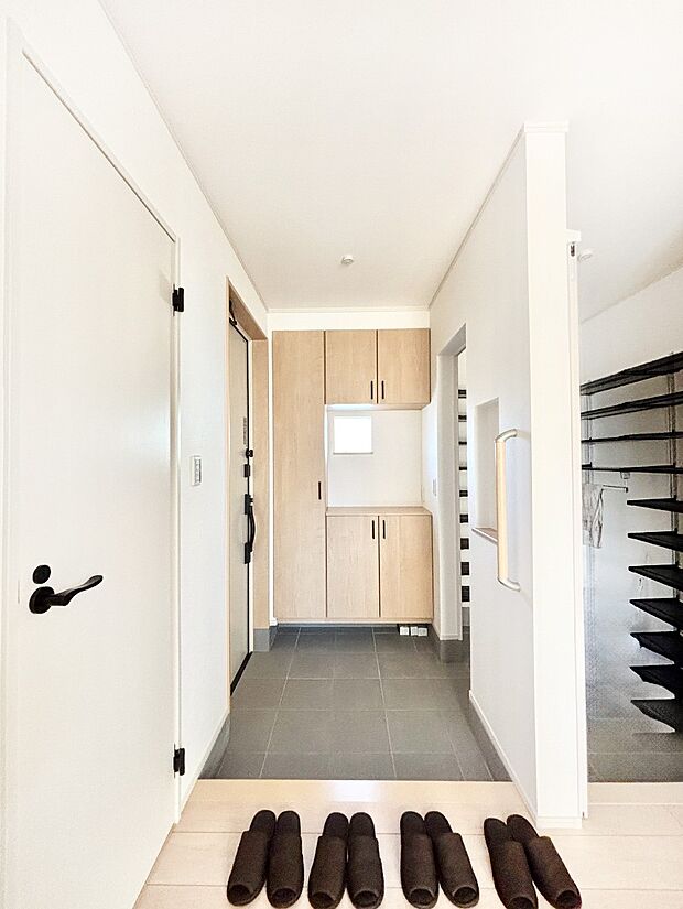 明るい玄関はお客様をお出迎えするのにぴったりです!