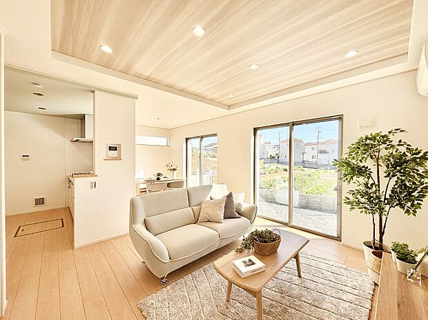 家族の和やかな会話が聞こえてきそう。開放感のあるリビングです。