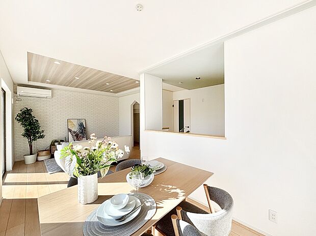 家族団らんの時間も増えそうなくつろぎのリビングダイニング。