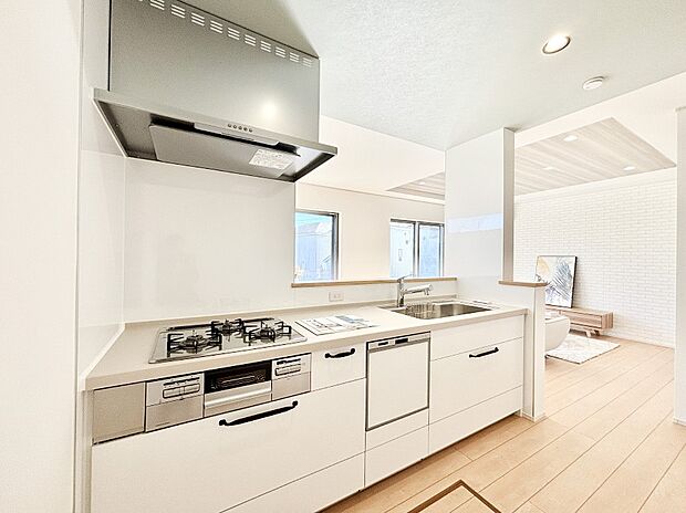 リビングで遊ぶお子様を見守りながらお料理ができる対面キッチン。