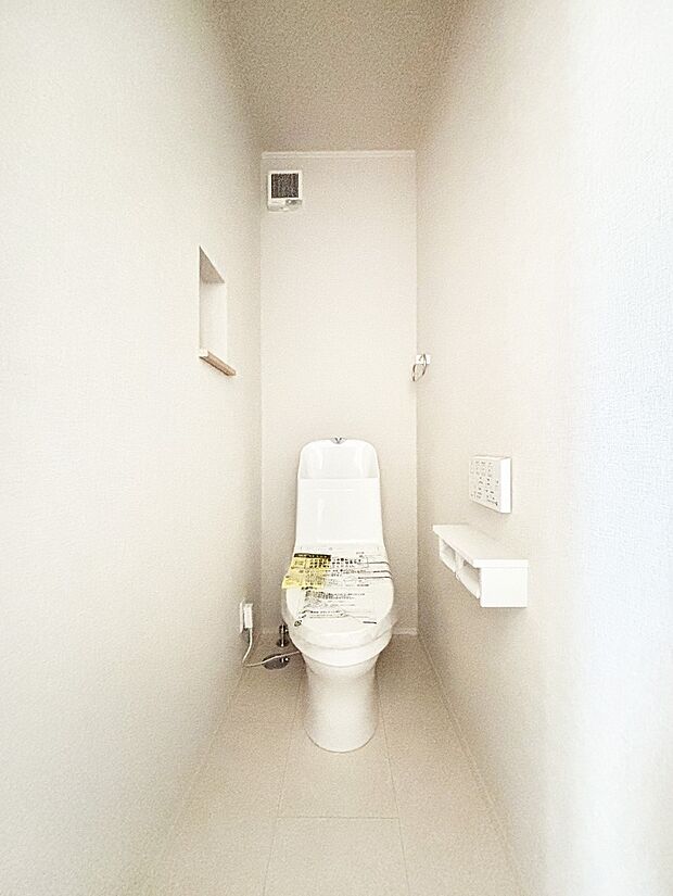 明るく清潔感のあるトイレです。 