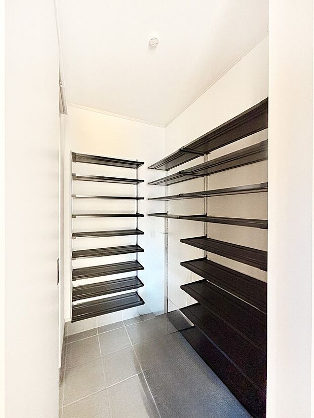 シューズインクローク付き!雨具やベビーカーも置けます。