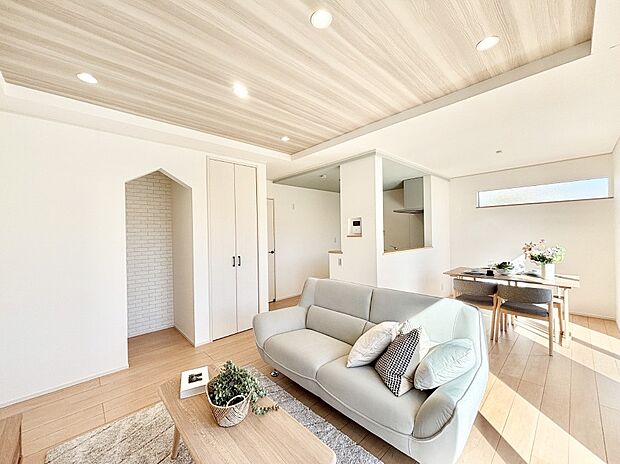 明るい陽光が注ぎ、寛ぎの雰囲気に満たされるダイニング。