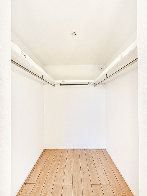 ウォークインクローゼットの活用で生活空間スッキリ