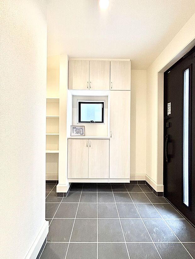 明るい玄関はお客様をお出迎えするのにぴったりです!