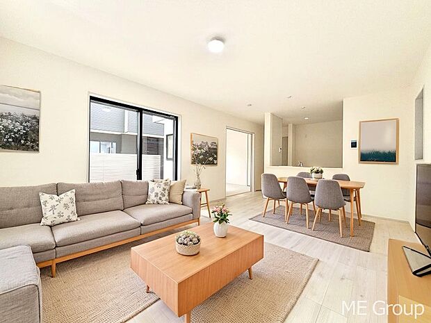 ご家族の賑やかな話し声で包まれる明るいリビング ※家具はCGです