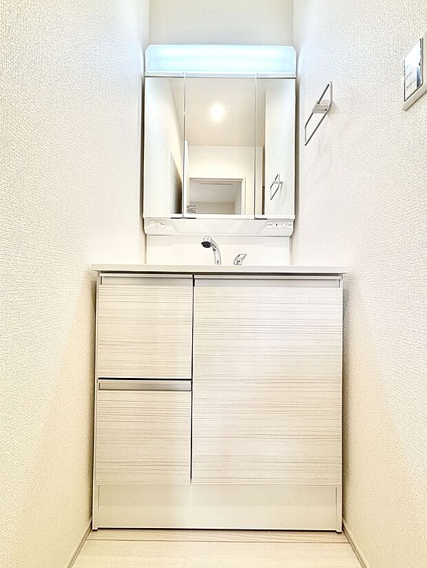 大きく見やすい三面鏡で清潔感ある洗面台は、身だしなみチェックや肌のお手入れにおすすめです。