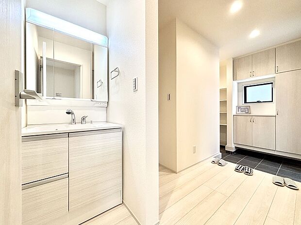 明るい洗面所は毎朝の身支度も楽しくできちゃいそうです。