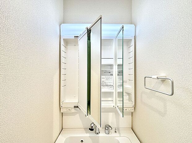 三面鏡の裏に、化粧品や衛生用品などを収納可能。洗面台をすっきりと保ちます!