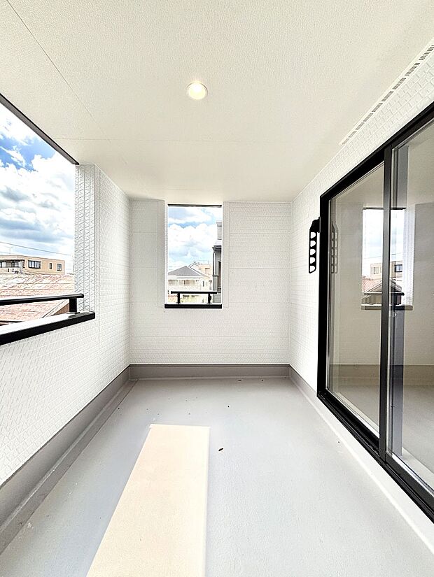 ゆったりバルコニーだから沢山お洗濯ものを干せます。