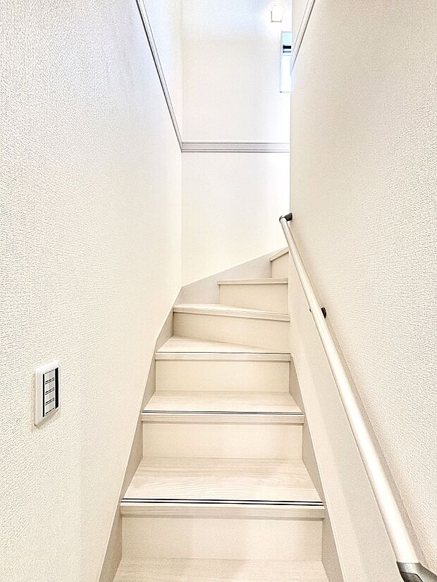 安全性を考慮し階段には手すりを設置しています