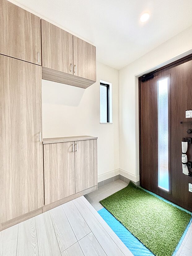 明るい陽光が入り込む玄関。ご家族の靴もスッキリ収納できる玄関収納付き!